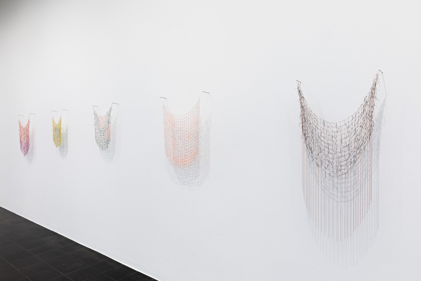 Hannah Rath, 2019, v.l.n.r.: net thread (red, purple), net thread (green, blue), net thread (neon orange, dark green), net thread (white, neon orange, purple), net thread (black), © Hannah Rath, Foto: Fred Dott