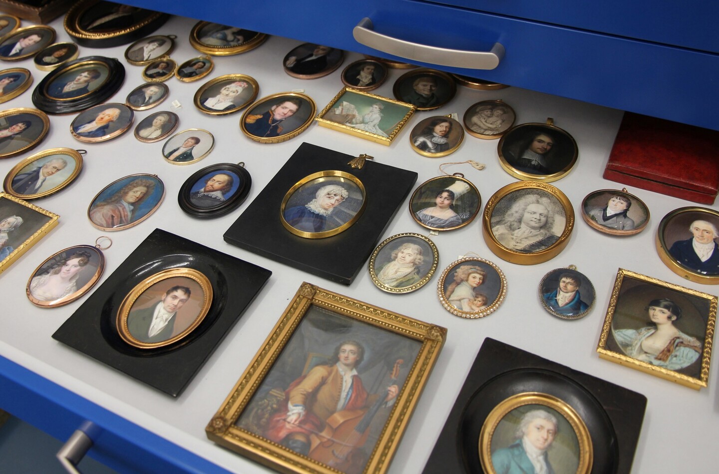 Ansicht geöffnete Schublade mit restaurierten Miniaturen © Hamburger Kunsthalle, Foto: Sabine Zorn