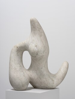 Hans Arp (1886–1966), Träumender Stern (Astre en rêve), 1958, Cristallino-Marmor, 98 x 85 x 60 cm © VG Bild-Kunst, Bonn 2021 Foto: Christoph Irrgang