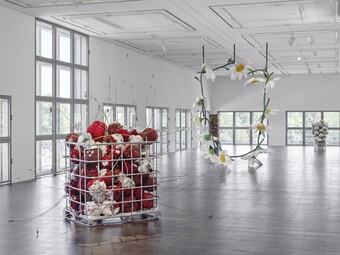 Installationsansicht der Ausstellung KATHLEEN RYAN, Hamburger Kunsthalle, 17. Mai bis 11. August 2024 © Kathleen Ryan © Hamburger Kunsthalle, Foto: Stefan Altenburger Photography