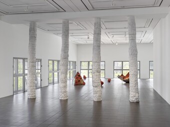 Installationsansicht der Ausstellung KATHLEEN RYAN, Hamburger Kunsthalle, 17. Mai bis 11. August 2024 © Kathleen Ryan © Hamburger Kunsthalle, Foto: Stefan Altenburger Photography