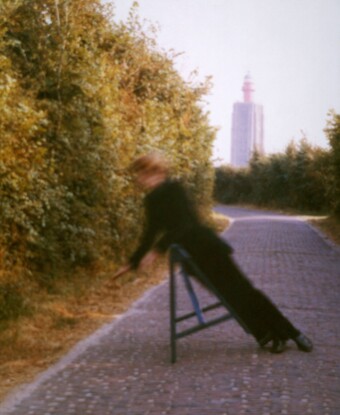 Bas Jan Ader (1942–1975) Broken Fall (geometric), Westkapelle – Holland, 1971 C-Print, 40 x 29,5 cm Defares Collection © The Estate of Bas Jan Ader / Mary Sue Ader Andersen / VG Bild-Kunst, Bonn 2025. Courtesy of Meliksetian | Briggs, Dallas