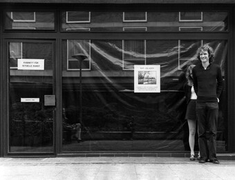 Mary Sue Ader Andersen und Bas Jan Ader vor dem Kabinett für aktuelle Kunst Bremerhaven, 1972 © Jürgen Wesseler / Kabinett für aktuelle Kunst, Bremerhaven