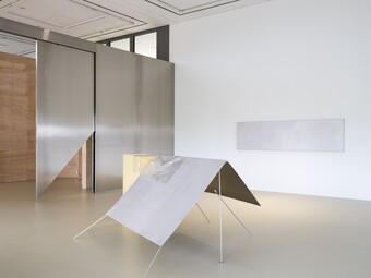 Thea Djordjadze (*1971), Installationsansicht EDI HILA | THEA DJORDJADZE, Hamburger Kunsthalle, Hamburg, 2025 © Thea Djordjadze / VG Bild-Kunst, Bonn 2025, Foto: Fred Dott