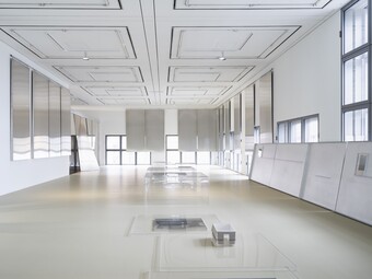Thea Djordjadze (*1971), Installationsansicht EDI HILA | THEA DJORDJADZE, Hamburger Kunsthalle, Hamburg, 2025 © Thea Djordjadze / VG Bild-Kunst, Bonn 2025, Foto: Fred Dott