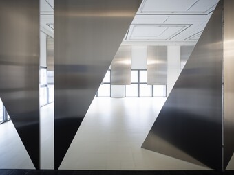 Thea Djordjadze (*1971), Installationsansicht EDI HILA | THEA DJORDJADZE, Hamburger Kunsthalle, Hamburg, 2025 © Thea Djordjadze / VG Bild-Kunst, Bonn 2025, Foto: Fred Dott