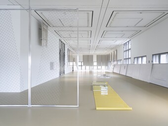 Thea Djordjadze (*1971), Installationsansicht EDI HILA | THEA DJORDJADZE, Hamburger Kunsthalle, Hamburg, 2025 © Thea Djordjadze / VG Bild-Kunst, Bonn 2025, Foto: Fred Dott
