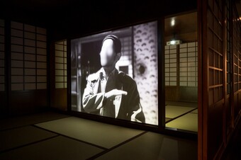 Ho Tzu Nyen (*1976), Hotel Aporia (Installationsansicht, Singapore Art Museum, 2023), 2019, Sammlung des Singapore Art Museum © Courtesy of the artist, Kiang Malingue, neugerriemschneider und Singapore Art Museum, Foto: Memphis West Pictures