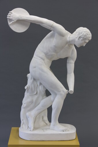 Griechische, weiße Gipsstatue eines Diskuswerfers in klassischer Wurfhaltung auf Sockel