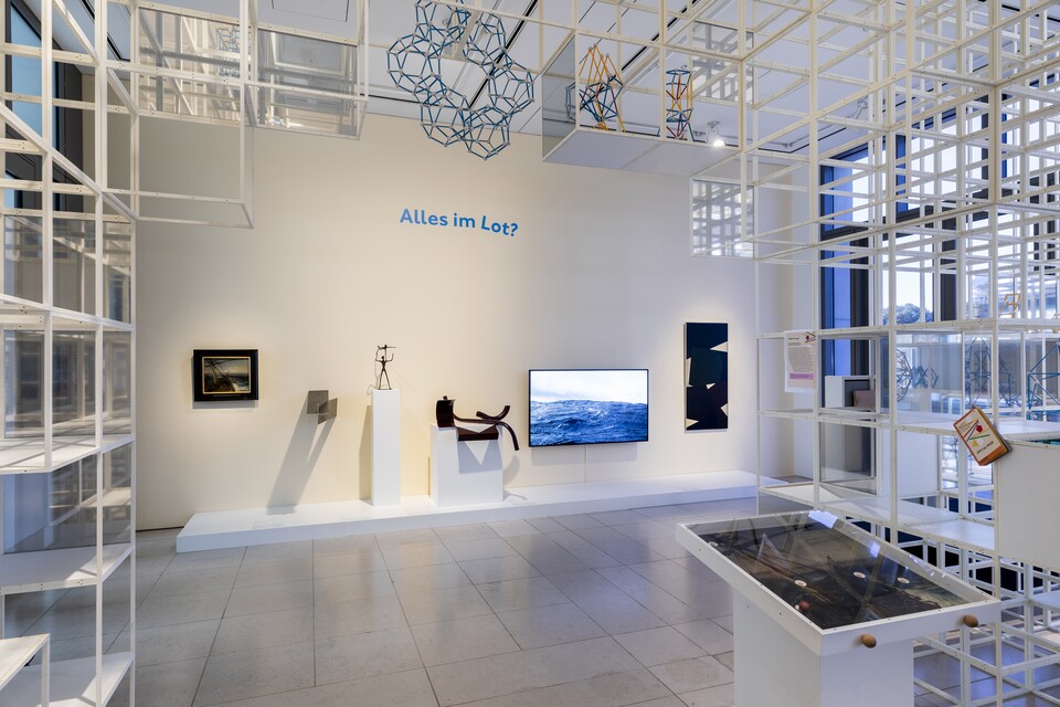 Raumansicht: Familienausstellung »Alles im Lot?« im Hamburger Kinderzimmer mit der ortsspezifischen Rauminstallation  von Olafur Eliasson (*1967) sowie den Kunstwerken (v.l.n.r): Jean Antoine Théodore Gudin (1802–1880), Segler im Sturm, 1837; © Hamburger Kunsthalle/bpk Bodo Baumgarten (*1940), Ohne Titel, 1978; © Bodo Baumgarten Ellen Sieveking (1901–1993), Schwedische Geschwister, 1953/54; © Die Rechtsnachfolge konnte nicht ermittelt werden. Anthony Caro (1924–2013), Table Piece LVIII, 1968; © Barford Sculptures Ltd Julius von Bismarck (*1983), Den Himmel muss man sich wegdenken, 2014, Dauerleihgabe der Stiftung Hamburger Kunstsammlungen; © Courtesy the artist and alexander levy, Berlin Hans Joachim Albrecht (1913–1997), Komposition 63/5 Neuer Totem, 1961; © VG Bild-Kunst, Bonn 2020 Raumansicht: © Hamburger Kunsthalle, Foto: Fred Dott Raumansicht: Familienausstellung »Alles im Lot?« im Hamburger Kinderzimmer mit der ortsspezifischen Rauminstallation  von Olafur Eliasson (*1967) sowie den Kunstwerken (v.l.n.r): Jean Antoine Théodore Gudin (1802–1880), Segler im Sturm, 1837; © Hamburger Kunsthalle/bpk Bodo Baumgarten (*1940), Ohne Titel, 1978; © Bodo Baumgarten Ellen Sieveking (1901–1993), Schwedische Geschwister, 1953/54; © Die Rechtsnachfolge konnte nicht ermittelt werden. Anthony Caro (1924–2013), Table Piece LVIII, 1968; © Barford Scul