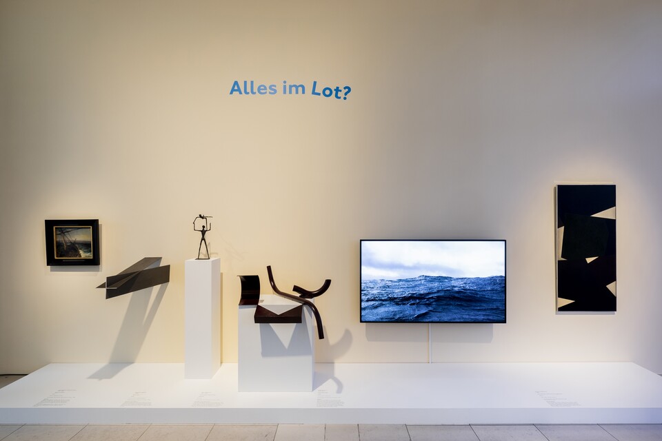 Raumansicht: Familienausstellung »Alles im Lot?« im Hamburger Kinderzimmer. Kunstwerke (v.l.n.r): Jean Antoine Théodore Gudin (1802–1880), Segler im Sturm, 1837; © Hamburger Kunsthalle/bpk Bodo Baumgarten (*1940), Ohne Titel, 1978; © Bodo Baumgarten Ellen Sieveking (1901–1993), Schwedische Geschwister, 1953/54; © Die Rechtsnachfolge konnte nicht ermittelt werden.  Anthony Caro (1924–2013), Table Piece LVIII, 1968; © Barford Sculptures Ltd Julius von Bismarck (*1983), Den Himmel muss man sich wegdenken, 2014, Dauerleihgabe der Stiftung Hamburger Kunstsammlungen; © Courtesy the artist and alexander levy, Berlin Hans Joachim Albrecht (1913–1997), Komposition 63/5 Neuer Totem, 1961; © VG Bild-Kunst, Bonn 2020 Raumansicht: © Hamburger Kunsthalle, Foto: Fred Dott Raumansicht: Familienausstellung »Alles im Lot?« im Hamburger Kinderzimmer. Kunstwerke (v.l.n.r): Jean Antoine Théodore Gudin (1802–1880), Segler im Sturm, 1837; © Hamburger Kunsthalle/bpk Bodo Baumgarten (*1940), Ohne Titel, 1978; © Bodo Baumgarten Ellen Sieveking (1901–1993), Schwedische Geschwister, 1953/54; © Die Rechtsnachfolge konnte nicht ermittelt werden.  Anthony Caro (1924–2013), Table Piece LVIII, 1968; © Barford Sculptures Ltd Julius von Bismarck (*1983), Den Himmel muss man sich wegdenken, 2014