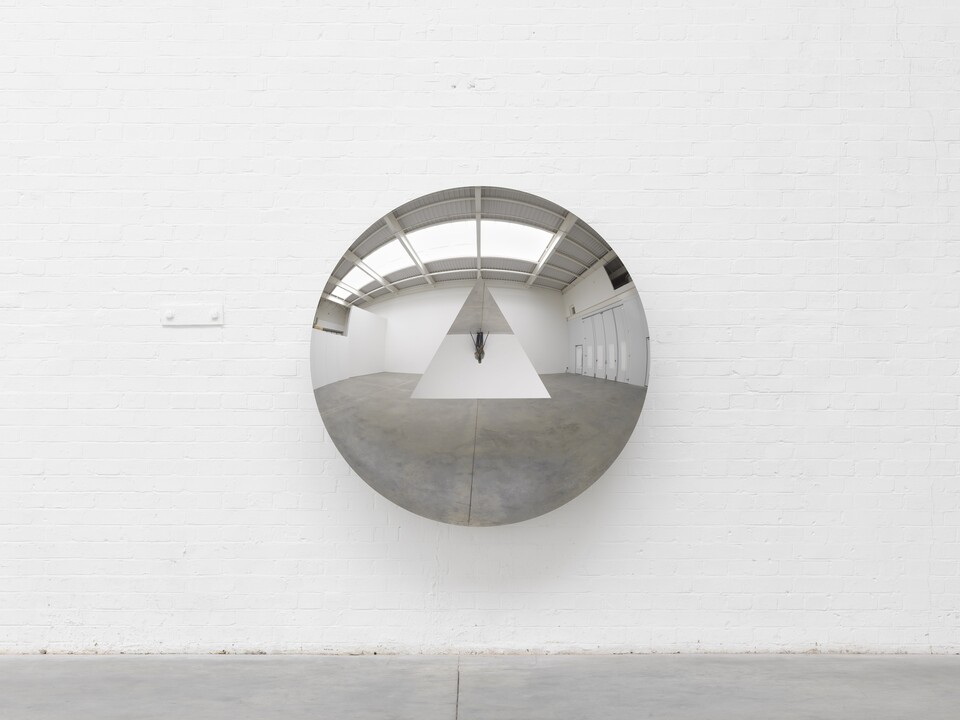 Anish Kapoor (*1954) Concave Convex Mirror (Triangle), 2019, © Anish Kapoor; Courtesy Lisson Gallery. Photography by Dave Morgan.