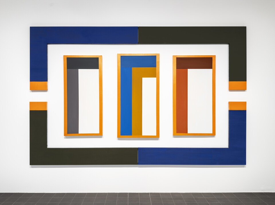 David Novros, (*1941) Boathouse, 2016 (Installationsansicht) Öl und Murano (Farbpulver) auf Leinwand, 7 Tafeln vier L-förmige Tafeln, jede: Höhe 260.4 x Breite 152.4 x Tiefe 3.8 cm drei rechteckige Tafeln: 193 x 101.6 x 3.8 cm; 203.2 x 101.6 x 3.8 cm; 193 x 91.4 x 3.8 cm Hamburger Kunsthalle © VG Bild-Kunst, Bonn 2024 Foto: Christoph Irrgang David Novros, (*1941) Boathouse, 2016 (Installationsansicht) Öl und Murano (Farbpulver) auf Leinwand, 7 Tafeln vier L-förmige Tafeln, jede: Höhe 260.4 x Breite 152.4 x Tiefe 3.8 cm drei rechteckige Tafeln: 193 x 101.6 x 3.8 cm; 203.2 x 101.6 x 3.8 cm; 193 x 91.4 x 3.8 cm Hamburger Kunsthalle © VG Bild-Kunst, Bonn 2024 Foto: Christoph Irrgang