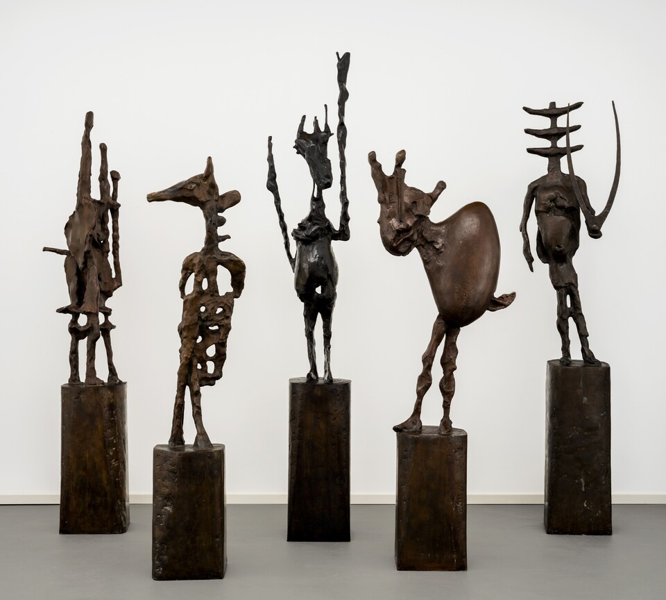 Germaine Richier (1904–1959), Das große Schachspiel (5 Figuren), 1959/61, Bronze, Hamburger Kunsthalle © VG Bild-Kunst, Bonn 2021 © Hamburger Kunsthalle / bpk Foto: Christoph Irrgang Germaine Richier (1904–1959), Das große Schachspiel (5 Figuren), 1959/61, Bronze, Hamburger Kunsthalle © VG Bild-Kunst, Bonn 2021 © Hamburger Kunsthalle / bpk Foto: Christoph Irrgang