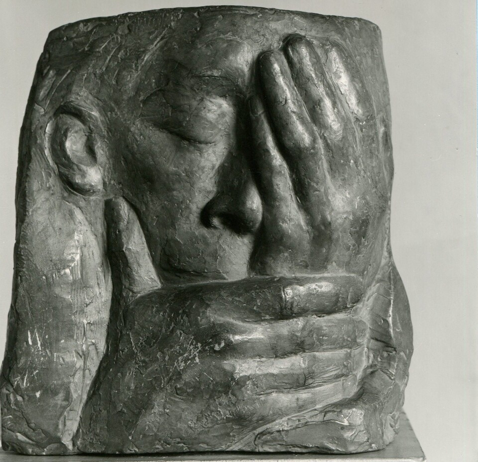 Käthe Kollwitz, Die Klage, 1938/39, Stucco, 27,8 x 26,4 x 9,9 cm, © Hamburger Kunsthalle / bpk Foto: Christoph Irrgang Käthe Kollwitz, Die Klage, 1938/39, Stucco, 27,8 x 26,4 x 9,9 cm, © Hamburger Kunsthalle / bpk Foto: Christoph Irrgang