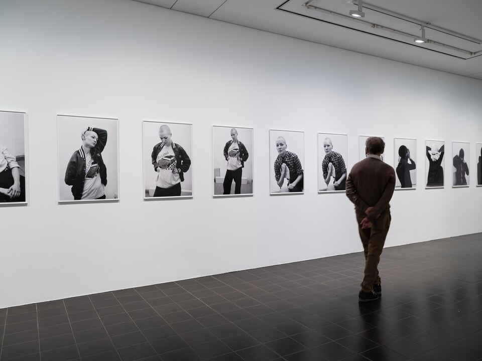Ausstellungsansicht: Fotos aus der Serie Figur I, II, 2014/2015, von Andrzej Steinbach (*1983), © VG Bild-Kunst, Bonn 2024, Foto: Fred Dott Ausstellungsansicht: Fotos aus der Serie Figur I, II, 2014/2015, von Andrzej Steinbach (*1983), © VG Bild-Kunst, Bonn 2024, Foto: Fred Dott