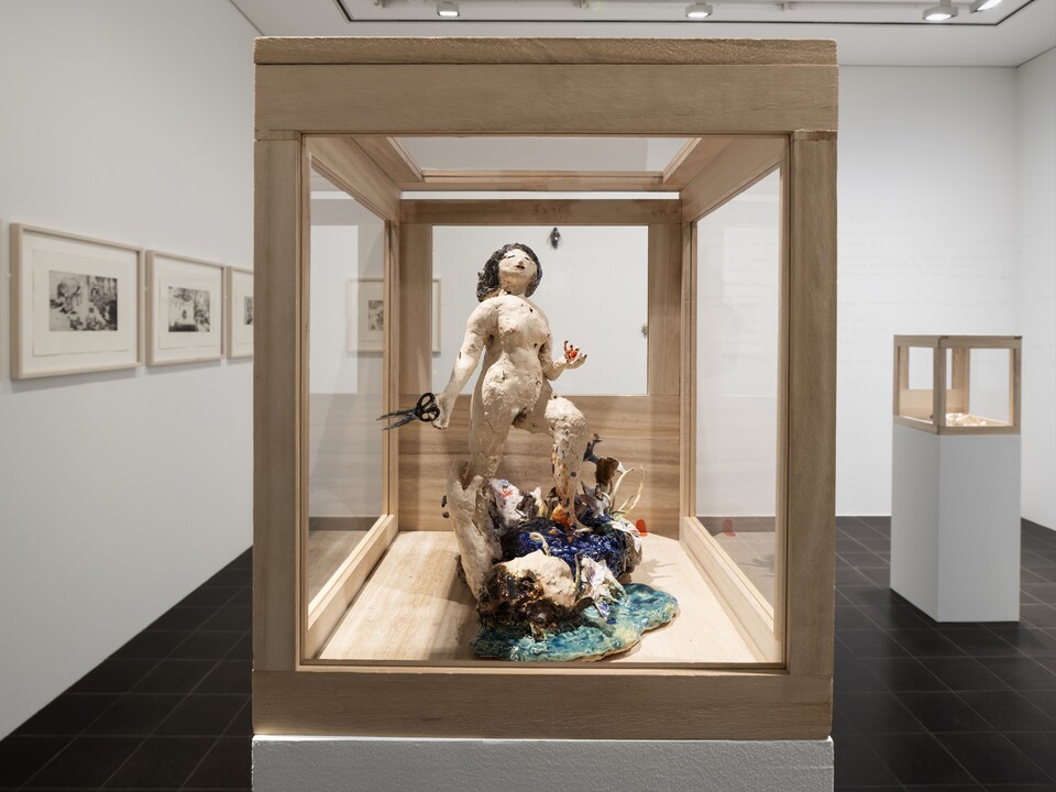 Ausstellungsansicht: Eine Frau, ihr Freund und ein kleiner Gott, 2002, von Asana Fujikawa (*1981), © VG Bild-Kunst, Bonn 2024, Foto: Fred Dott Ausstellungsansicht: Eine Frau, ihr Freund und ein kleiner Gott, 2002, von Asana Fujikawa (*1981), © VG Bild-Kunst, Bonn 2024, Foto: Fred Dott