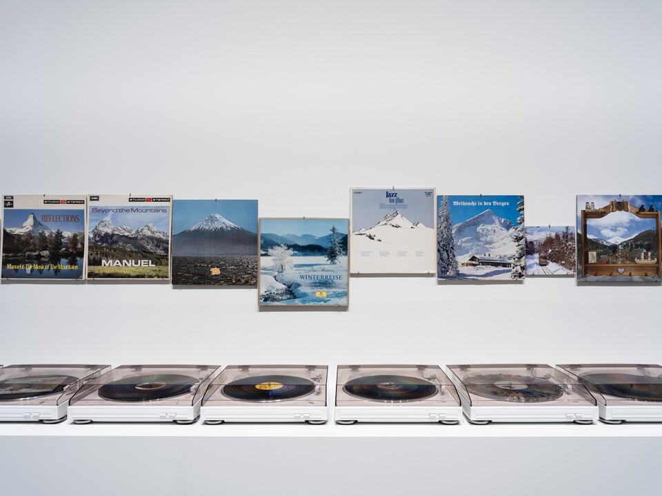 Ausstellungsansicht: Alpine Diskomiks (Detail), 2019, von Melanie Manchot (*1966), © VG Bild-Kunst, Bonn 2024, Foto: Fred Dott Ausstellungsansicht: Alpine Diskomiks (Detail), 2019, von Melanie Manchot (*1966), © VG Bild-Kunst, Bonn 2024, Foto: Fred Dott