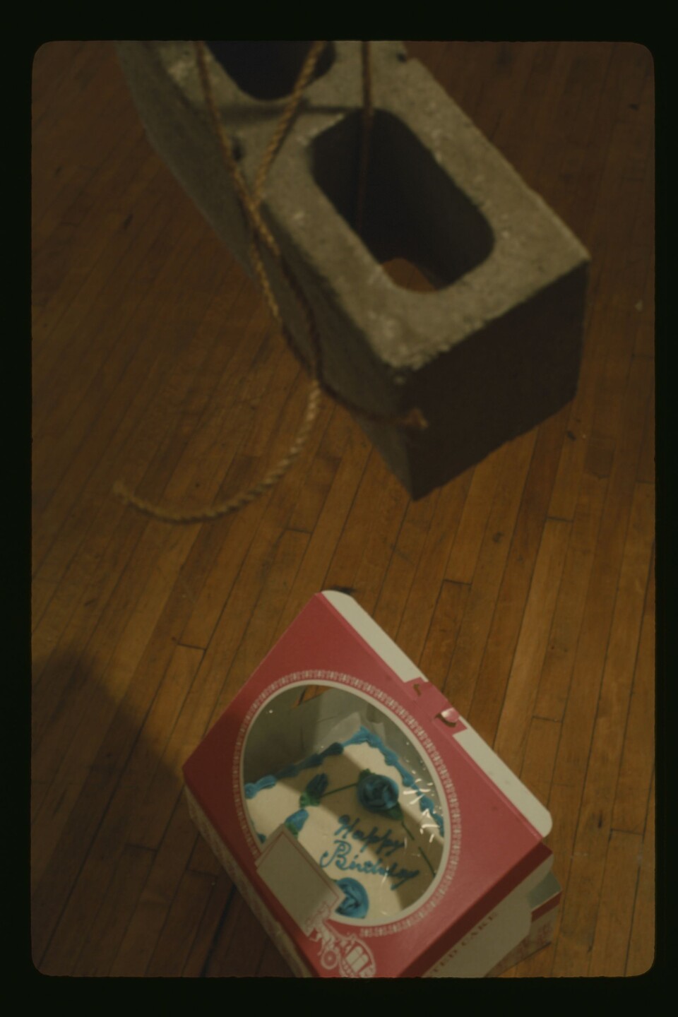 Bas Jan Ader (1942–1975) Light vulnerable objects threatened by eight cement bricks [Detail], 1970 Installation dokumentiert durch 14 35-mm-Dias mit Kugelschreiberbeschriftung sowie digitalisiertes 16- mm-Filmmaterial; Acht Gegenstände, Seil und Zementschlackenblöcke © The Estate of Bas Jan Ader / Mary Sue Ader Andersen / VG Bild-Kunst, Bonn 2025. Courtesy of Meliksetian | Briggs, Dallas