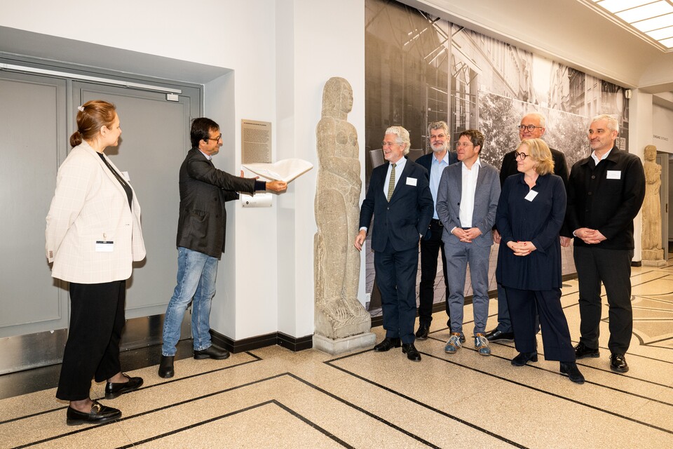Die Enthüllung der Gedenktafel mit (v.l.n.r.): Dr. Nadine Bauer (Projektmitarbeiterin), Hugo Tillman (Nachfahre von Georg Tillmann), Arndt Klippgen (Stiftung Hamburger Kunstsammlungen), Dr. Uwe Hartmann (Deutsches Zentrum Kulturgutverluste), Prof. Dr. Alexander Klar (Direktor Hamburger Kunsthalle), Dr. Bernd Kundrun (Stiftung Hamburger Kunstsammlungen), Dr. Helga Huskamp (Geschäftsführerin Hamburger Kunsthalle) und Markus Pitz (Behörde für Kultur u. Medien HH) © Hamburger Kunsthalle, Foto: Romanus Fuhrmann