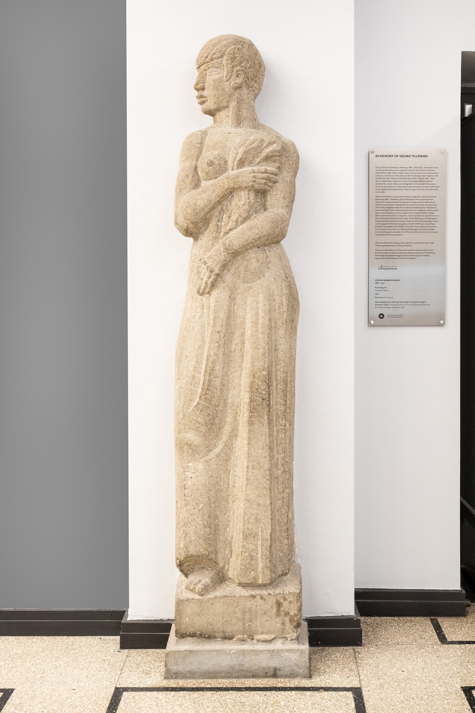 Die rechte der beiden Kaminfiguren von Gustav Heinrich Wolff (1986– 1934) im Hubertus-Wald-Forum der Hamburger Kunsthalle © Hamburger Kunsthalle, Foto: Romanus Fuhrmann