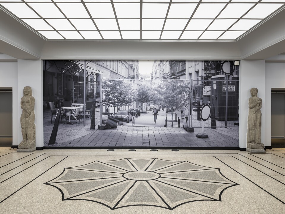 Foyer des Hubertus-Wald-Forums mit den beiden Kaminfiguren von G.H. Wolff, ©Hamburger Kunsthalle, Foto: Fred Dott