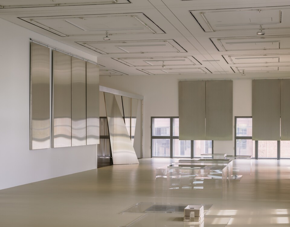 Thea Djordjadze, Installationsansicht EDI HILA | THEA DJORDJADZE, Hamburger Kunsthalle, Hamburg, 2025 © Thea Djordjadze / VG Bild-Kunst, Bonn 2025, Foto: Simon Menges