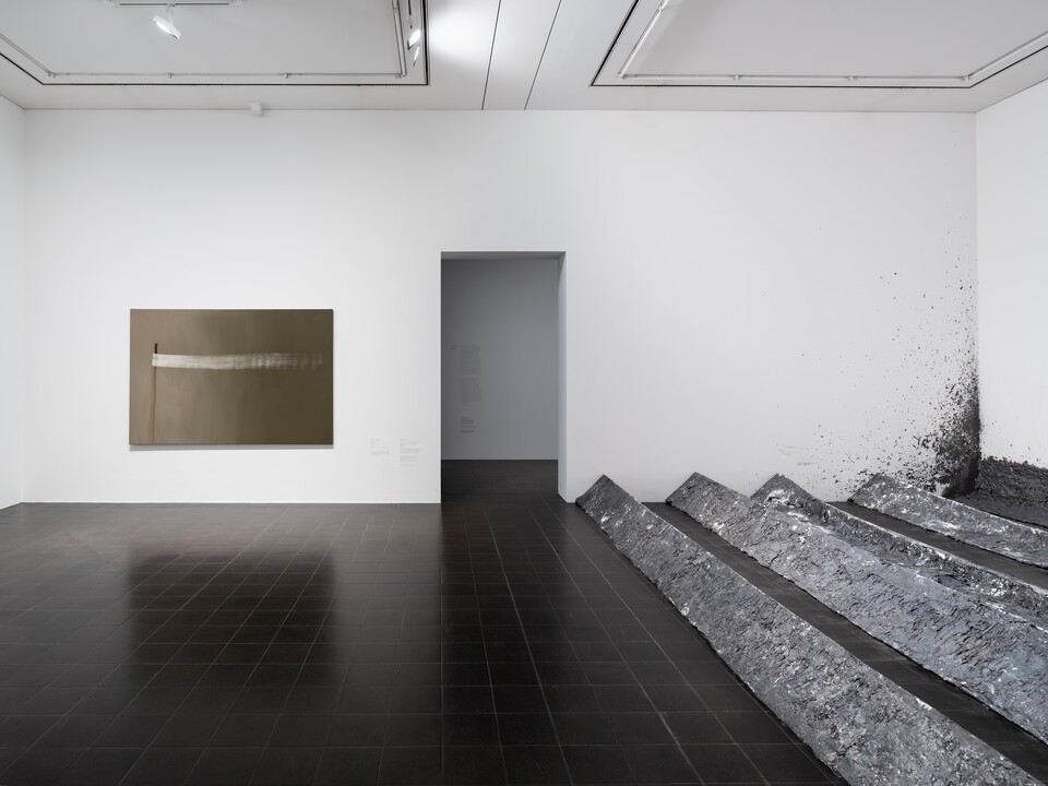 Ausstellungsansicht ISA MONA LISA, links: Hyon-Sook Song (*1952), 7 Brushstrokes, 2024; rechts: Richard Serra (*1939), Measurements of Time, Seeing is Believing, 1996, beide © VG Bild-Kunst, Bonn 2025, Foto: Fred Dott Ausstellungsansicht ISA MONA LISA, links: Hyon-Sook Song (*1952), 7 Brushstrokes, 2024; rechts: Richard Serra (*1939), Measurements of Time, Seeing is Believing, 1996, beide © VG Bild-Kunst, Bonn 2025, Foto: Fred Dott