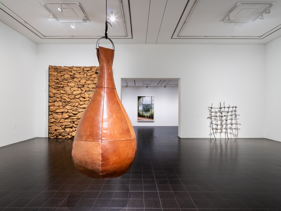 Ausstellungsansicht ISA MONA LISA mit Demolition Ball / Cassius Clay (2011) von Alexandra Bircken (*1967), [mittig] und Jannis Kounellis (1936–2017), Ohne Titel, 1996, beide © VG Bild-Kunst, Bonn 2025, im Hintergrund Wolfgang Tilmans (*1968), Dürerstrasse, 2009, © Wolfgang Tilmans Foto: Fred Dott