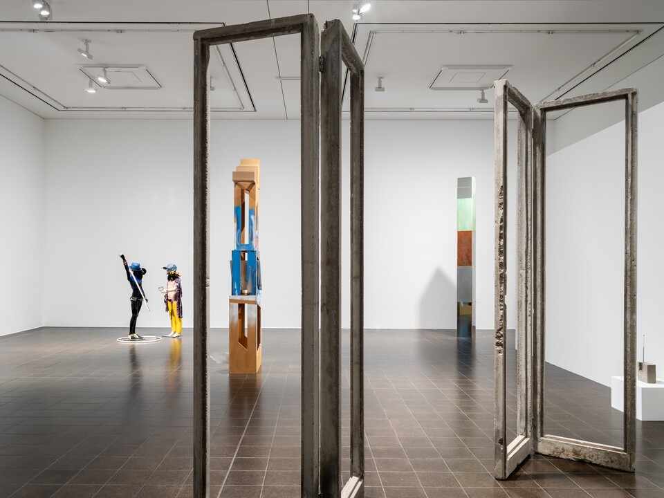 Ausstellungsansicht ISA MONA LISA, Vier Objekte von Isa Genzken (*1948), v. l. n .r. Sophienstrasse, Mittelweg, 1991, Schauspieler, 2013, Untitled, 2018, © VG Bild-Kunst 2025 Ausstellungsansicht ISA MONA LISA, Vier Objekte von Isa Genzken (*1948), v. l. n .r. Sophienstrasse, Mittelweg, 1991, Schauspieler, 2013, Untitled, 2018, © VG Bild-Kunst 2025