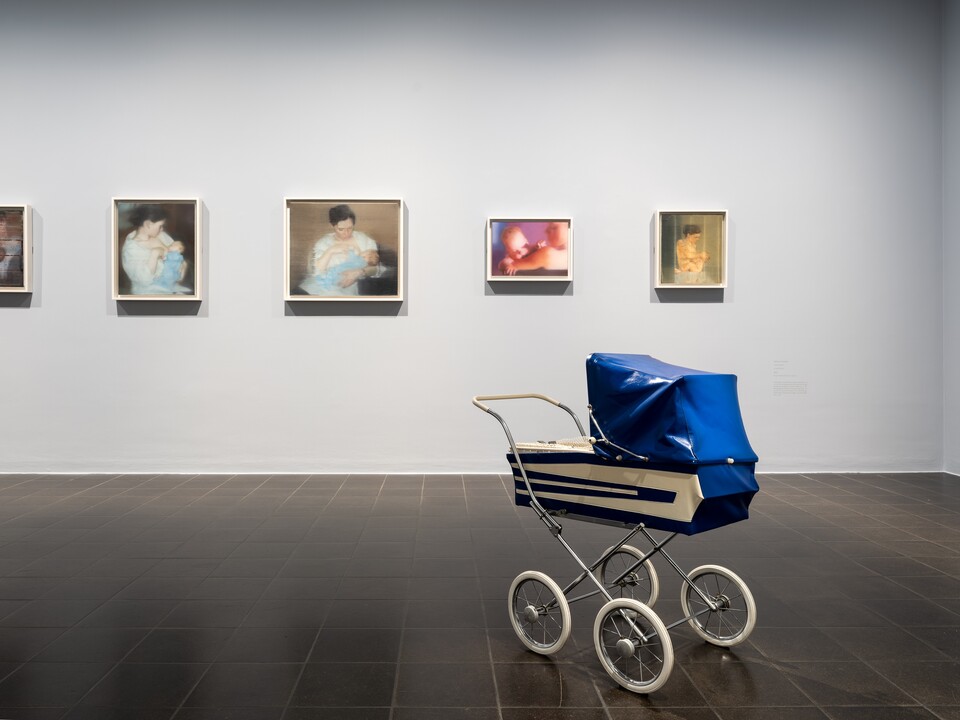 Ausstellungsansicht ISA MONA LISA: Gemälde der Serie S. mit Kind, 1995 von Gerhard Richter (*1932), © Gerhard Richter 2024 (28102024) und das Objekt Vogelfalle, 2001 von Andreas Slominski (*1959) Ausstellungsansicht ISA MONA LISA: Gemälde der Serie S. mit Kind, 1995 von Gerhard Richter (*1932), © Gerhard Richter 2024 (28102024) und das Objekt Vogelfalle, 2001 von Andreas Slominski (*1959)