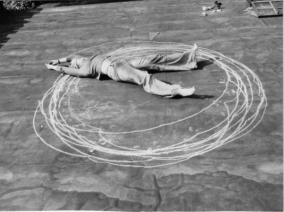 Hilka Nordhausen, Ohne Titel (Kreidekreis), Detail aus der Fotosequenz, 1974,  © ARCHIV Hilka Nordhausen Hilka Nordhausen, Ohne Titel (Kreidekreis), Detail aus der Fotosequenz, 1974, © ARCHIV Hilka Nordhausen