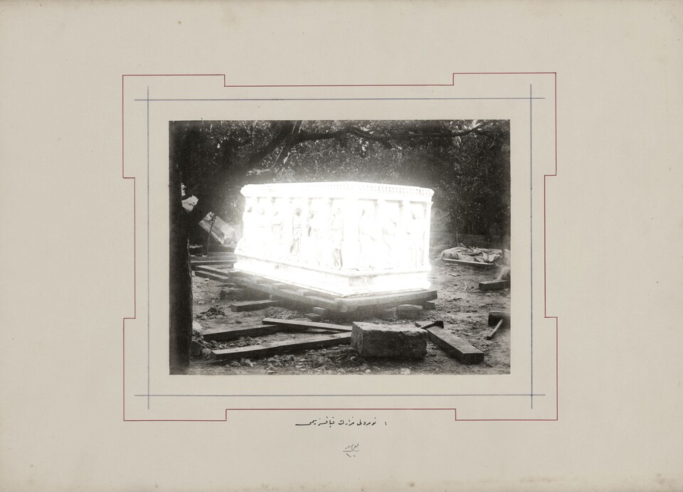 Akram Zaatari (*1966) Aus der Serie: An Extraordinary Event, 2018 Inkjet Print, in 8 Teilen, 44,6 x 35,7 x 3,5 cm Fotos basieren auf dem Abdul-Hamid-Album #91533 Courtesy of Rare Books Library, Istanbul University © Akram Zaatari Akram Zaatari (*1966) Aus der Serie: An Extraordinary Event, 2018 Inkjet Print, in 8 Teilen, 44,6 x 35,7 x 3,5 cm Fotos basieren auf dem Abdul-Hamid-Album #91533 Courtesy of Rare Books Library, Istanbul University © Akram Zaatari