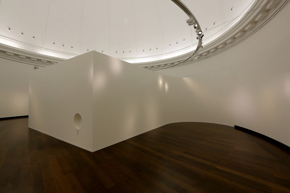 Marten Schech (*1983), Binnacle (Round Lodge with Three Corners) (Rauminstallation), 2025 Holz, Kalk, recyceltes Papier, Farbe © Courtesy Bernhard Knaus Fine Art, Frankfurt/Main / VG Bild-Kunst, Bonn 2025, Foto: Olaf Pascheit