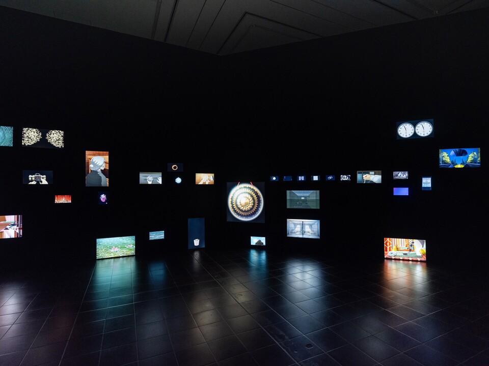 Ho Tzu Nyen (*1976), T for Time: Timepieces (Installationsansicht, Hamburger Kunsthalle, 2025–2026), 2023– fortlaufend, © Victor&amp;Simon – Grégoire d’Ablon, Courtesy of the artist, Kiang Malingue und neugerriemschneider, Foto: Fred Dott