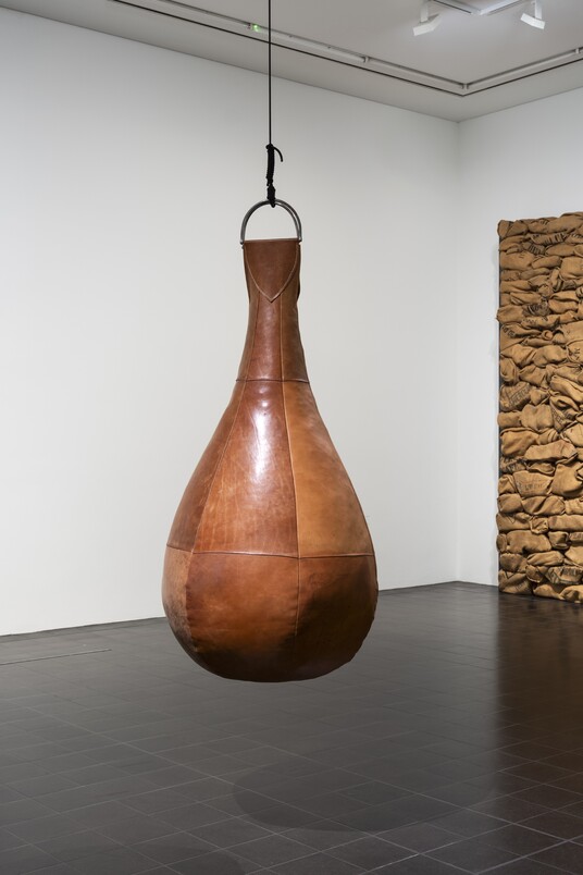 Ausstellungsansicht: Demolition Ball / Cassius Clay, 2011, von Alexandra Bircken (*1967) [mittig] und Werke von Jannis Kounellis (1936–2017), jeweils Ohne Titel, © Beide: VG Bild-Kunst, Bonn 2024, Foto: Fred Dott