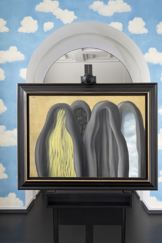 Das Gemälde Le Palais de Rideaux, 1928 von René Magritte (1898–1967) inszeniert fotografiert in zwei verschiedenen Kontexten der Ausstellung ‚Rendezvous der Träume. Surrealismus und deutsche Romantik‘ (bis 12. Oktober 2025).