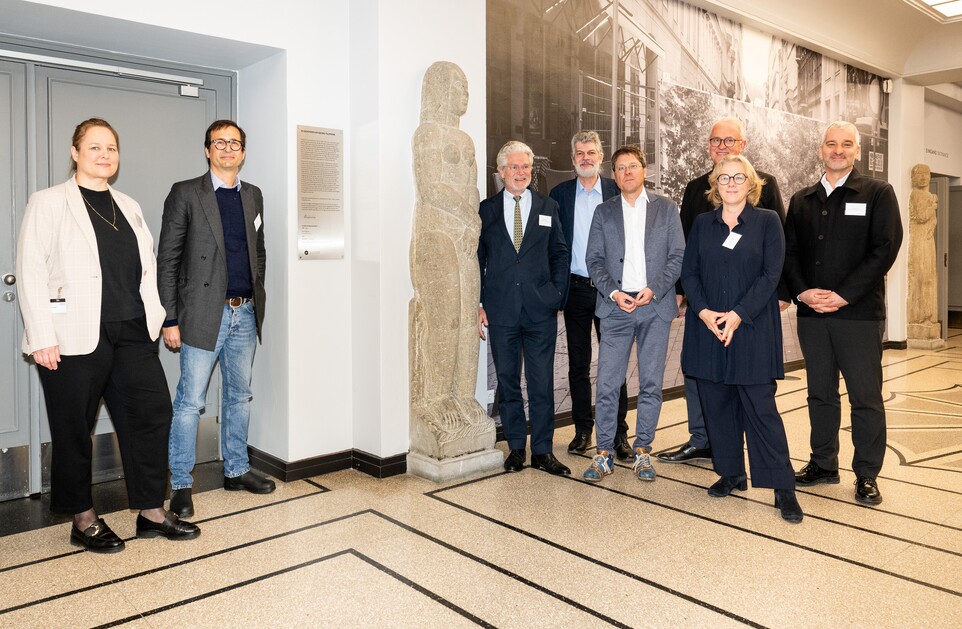 Präsentation der Gedenktafel mit (v.l.n.r.): Dr. Nadine Bauer (Projektmitarbeiterin), Hugo Tillman (Nachfahre von Georg Tillmann), Arndt Klippgen (Stiftung Hamburger Kunstsammlungen), Dr. Uwe Hartmann (Deutsches Zentrum Kulturgutverluste), Prof. Dr. Alexander Klar (Direktor Hamburger Kunsthalle), Dr. Bernd Kundrun (Stiftung Hamburger Kunstsammlungen), Dr. Helga Huskamp (Geschäftsführerin Hamburger Kunsthalle) und Markus Pitz (Behörde für Kultur u. Medien HH) © Hamburger Kunsthalle, Foto: Romanus Fuhrmann