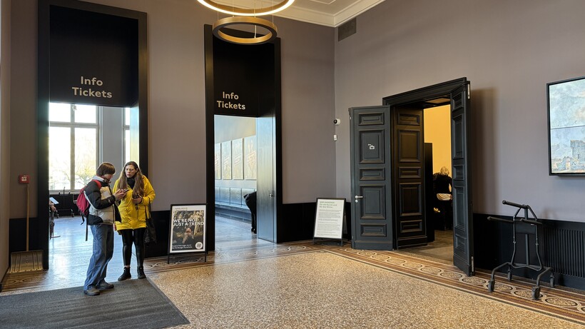 Stille Stunde in der Sammlung der Hamburger Kunsthalle, Kassenraum und Garderobe