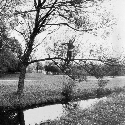 Bas Jan Ader (1942–1975), Broken fall (organic), Amsterdamse Bos, Holland, 1971, © The Estate of Bas Jan Ader / Mary Sue Ader Andersen / VG Bild-Kunst, Bonn 2024 Courtesy of Meliksetian | Briggs, Dallas