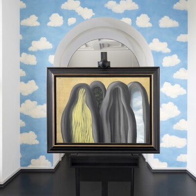 Das Gemälde Le Palais de Rideaux, 1928 von René Magritte (1898–1967) inszeniert fotografiert in zwei verschiedenen Kontexten der Ausstellung ‚Rendezvous der Träume. Surrealismus und deutsche Romantik‘ (bis 12. Oktober 2025).