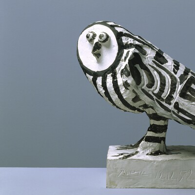 Eulen-Skulptur in schwarz-weiß von Pablo Picasso auf weißem Sockel vor neutralem Hintergrund